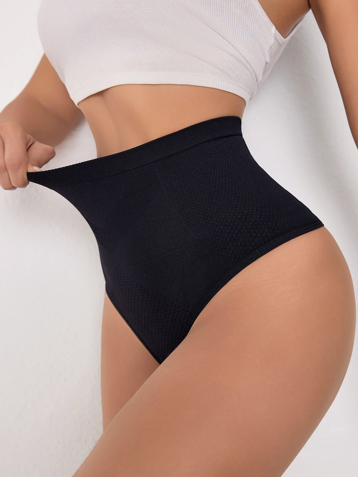 Naia | High-Waist Seamless Shaping Thong