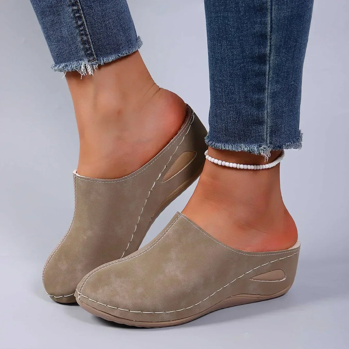 Amelie | Closed-Toe Lined Clogs